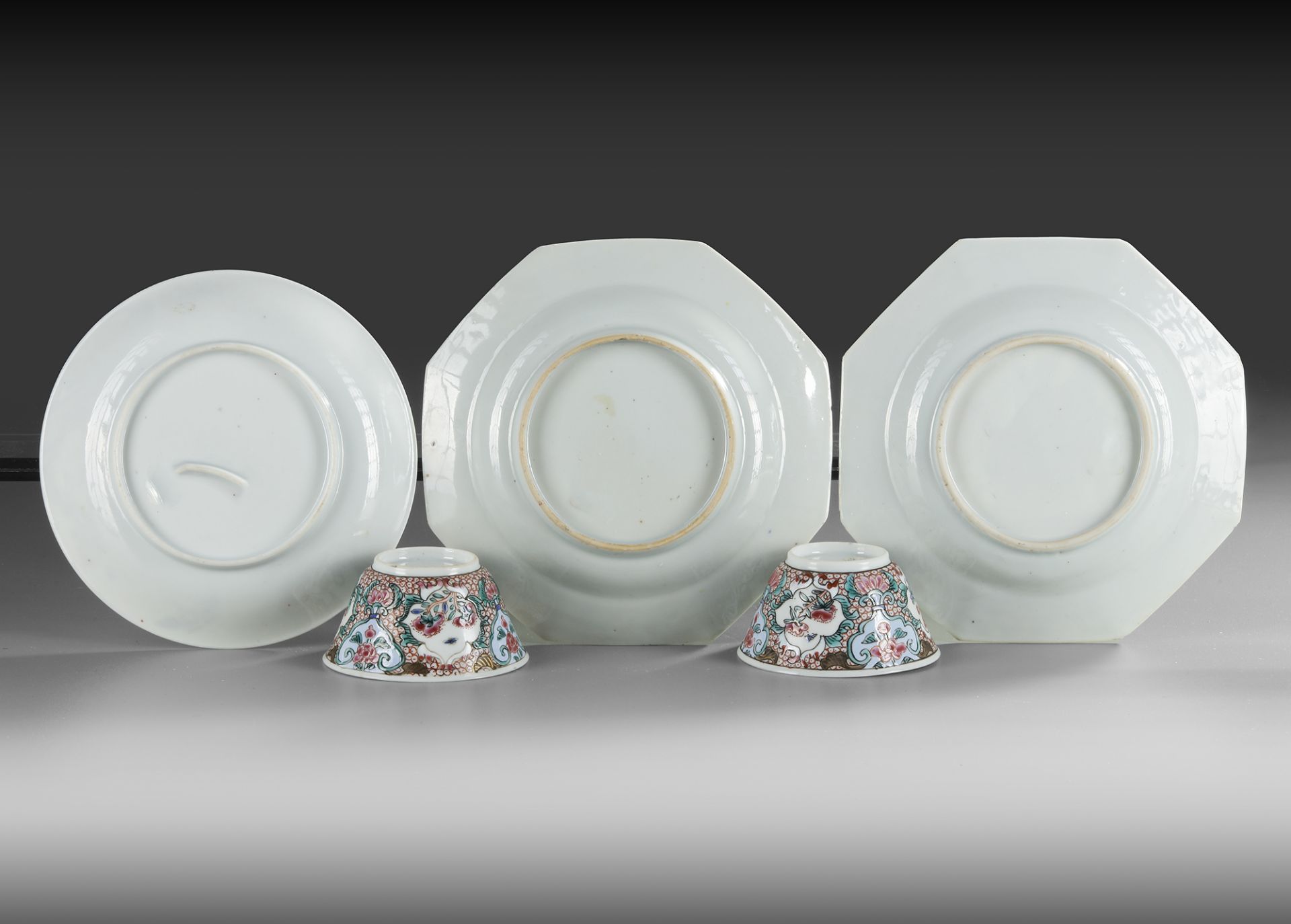 TWO CHINESE FAMILLE ROSE CUPS AND THREE SAUCERS, 18TH CENTURY - Bild 3 aus 3