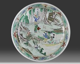 A LARGE CHINESE FAMILLE VERTE CHARGER, 19TH-20TH CENTURY
