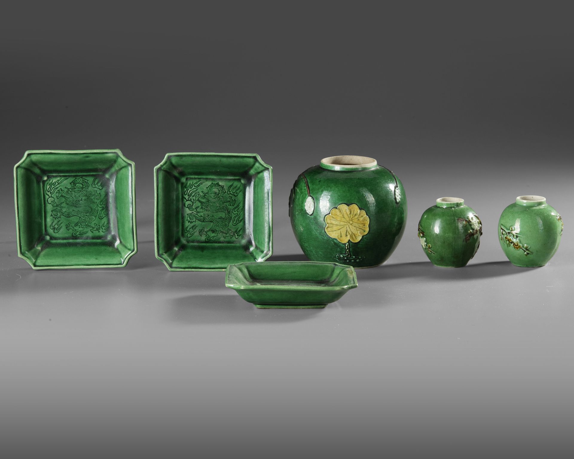 A COLLECTION OF CHINESE THREE JARS AND SAUCERS, 18TH-19TH CENTURY AND LATER - Bild 2 aus 3