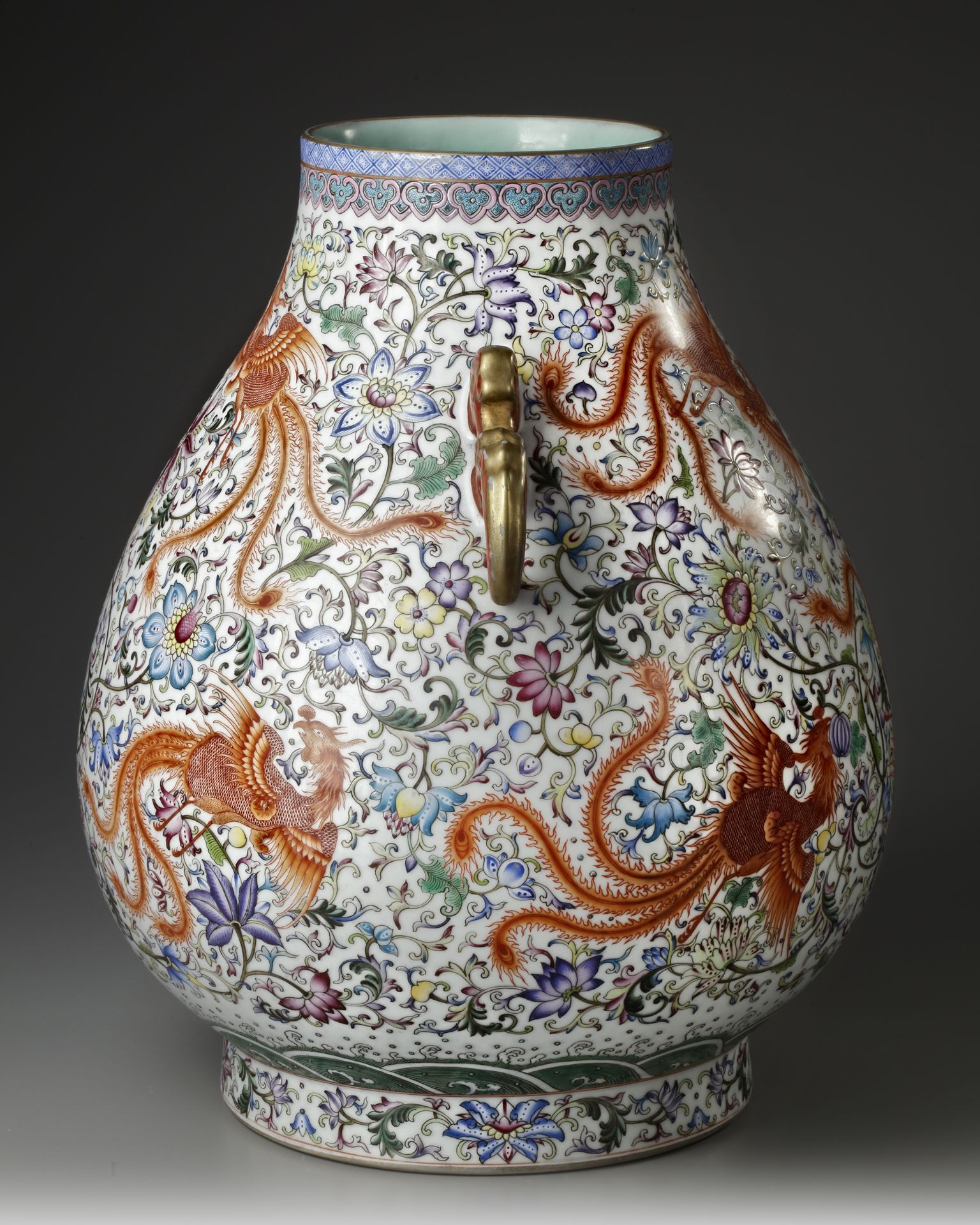 A LARGE CHINESE FAMILLE ROSE HU VASE, 19TH-20TH CENTURY - Bild 2 aus 5