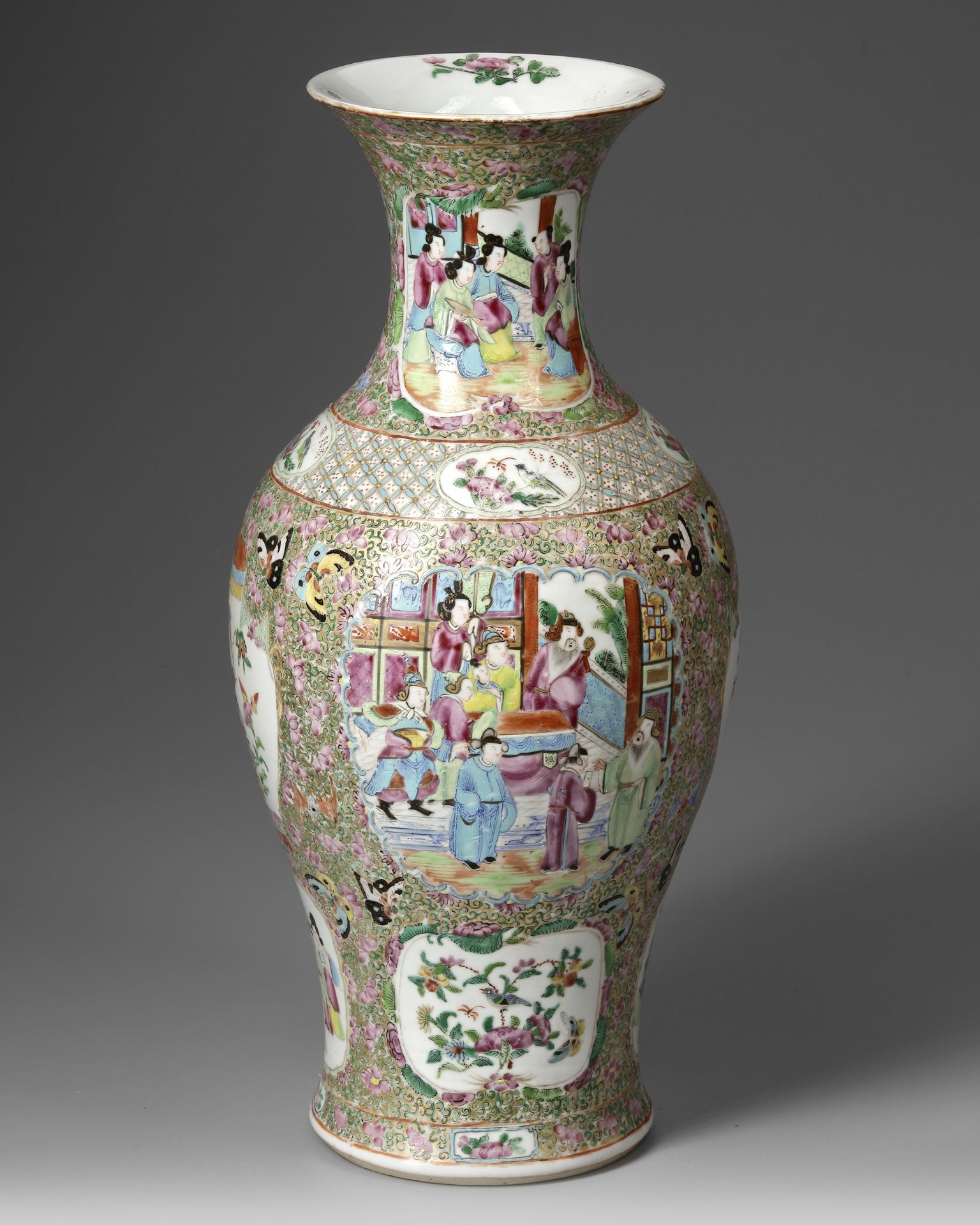 A CHINESE CANTON FAMILLE ROSE VASE, 19TH CENTURY - Image 3 of 4