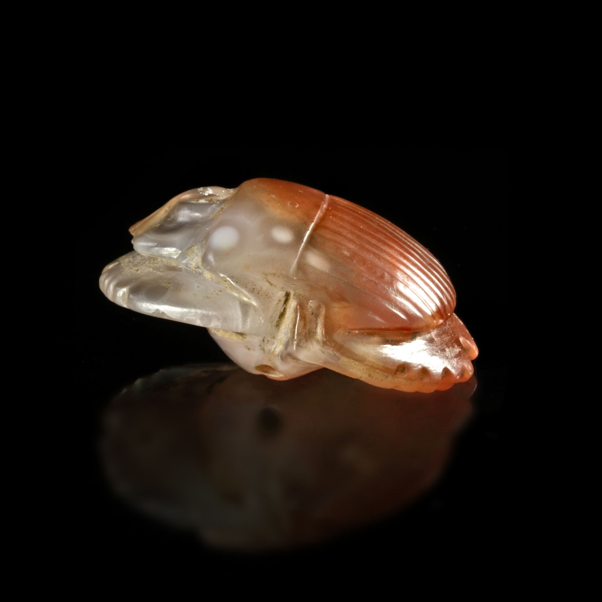 A SCARAB IN VARIEGATED AGATE, NORTH AFRICA, LATE PERIOD 2ND-1ST CENTURY BC