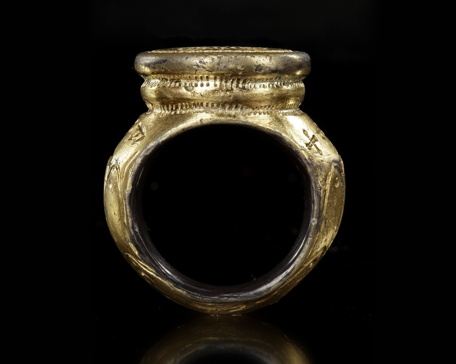 A LARGE SILVER GILT BYZANTINE RING, 8TH-10TH CENTURY AD - Bild 2 aus 5