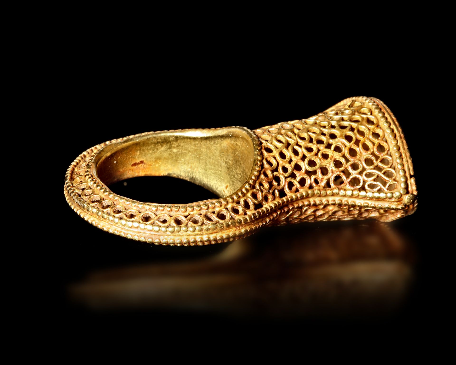 A MAGNIFICENT EARLY ISLAMIC GOLD RING, NEAR EAST 10TH-11TH CENTURY - Image 4 of 4