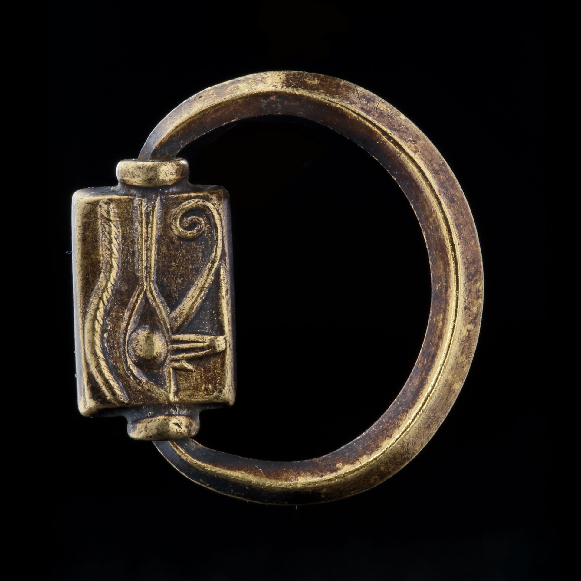 A PHOENICIAN RING IN GOLD WITH AN EYE OF HORUS, 6TH-7TH CENTURY CENTURY BC - Bild 4 aus 4