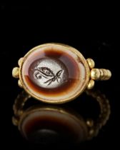 A LARGE ROMAN GOLD RING WITH AN INTAGLIO SHOWING A BUTTERFLY, 1ST CENTURY AD