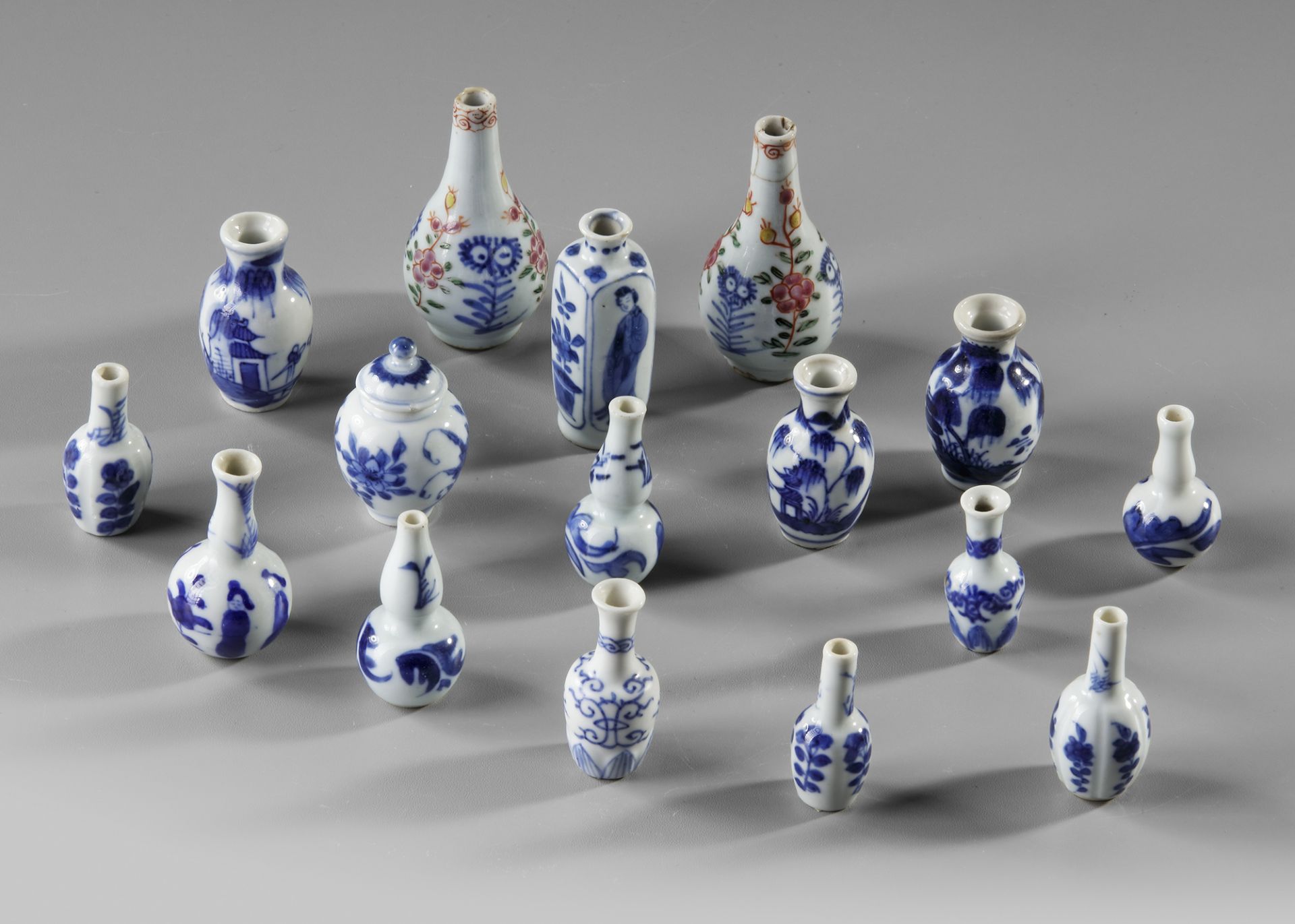 A COLLECTION OF 16 BLUE AND WHITE MINIATURE VASES, KANGXI/ QIANLONG PERIOD - Bild 3 aus 3