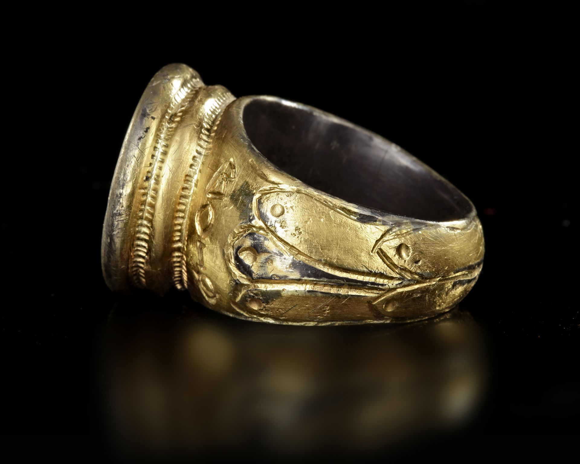 A LARGE SILVER GILT BYZANTINE RING, 8TH-10TH CENTURY AD - Bild 5 aus 5