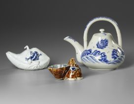 THREE JAPANESE PORCELAIN WARES, 19TH CENTURY