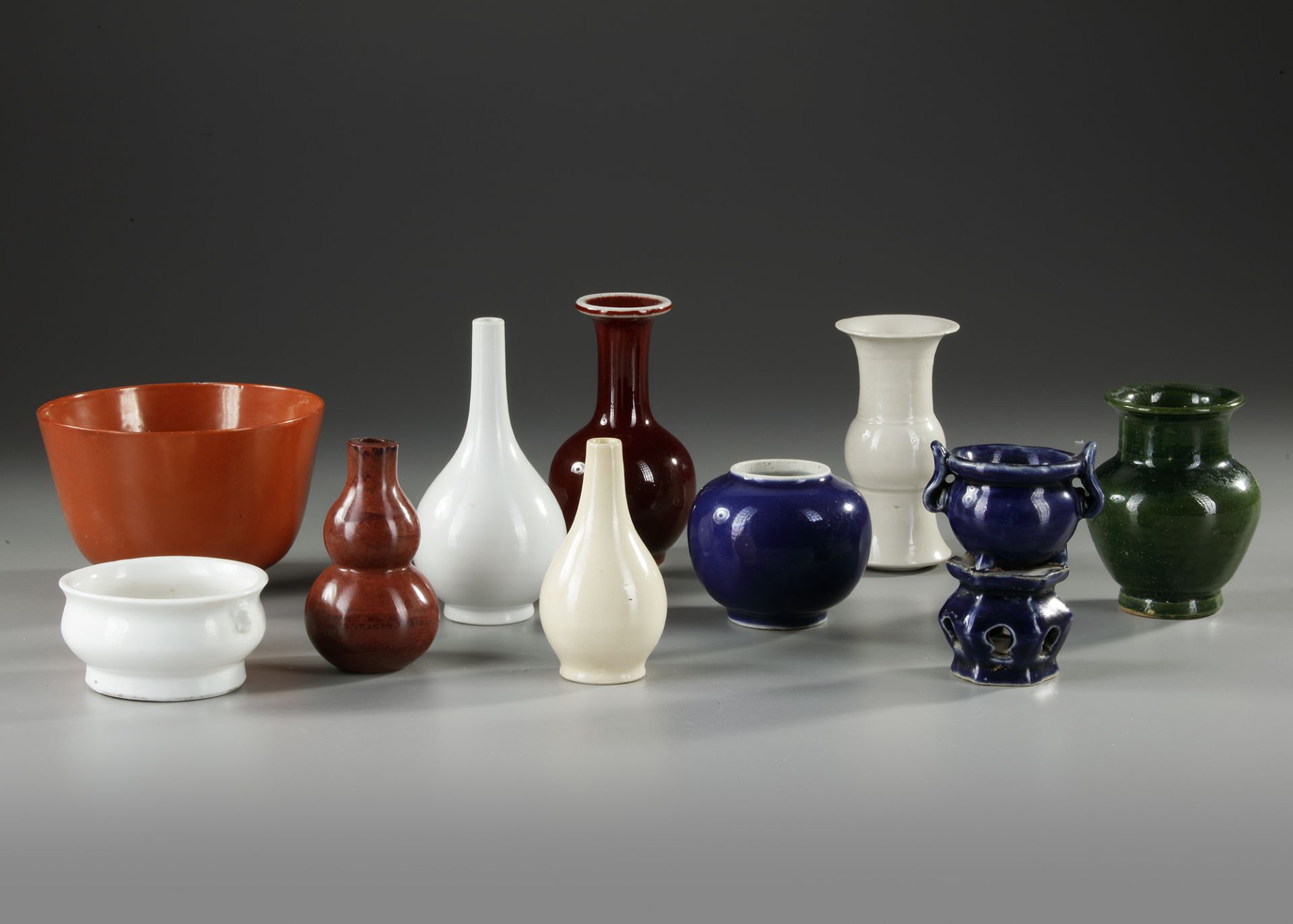 A CHINESE COLLECTION OF 10 MONOCHROME GLAZED PORCELAIN VESSELS, 19TH CENTURY AND LATER - Bild 2 aus 3