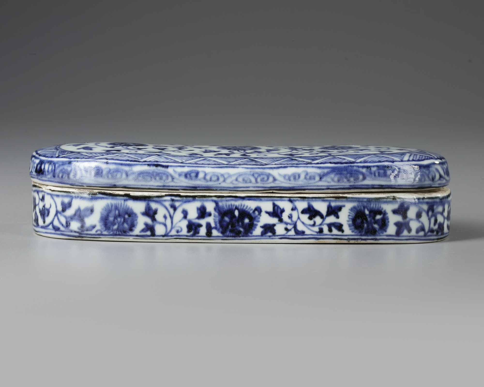 A CHINESE BLUE AND WHITE PEN BOX FOR THE ISLAMIC MARKET, QING DYNASTY (1644-1911) - Bild 2 aus 5