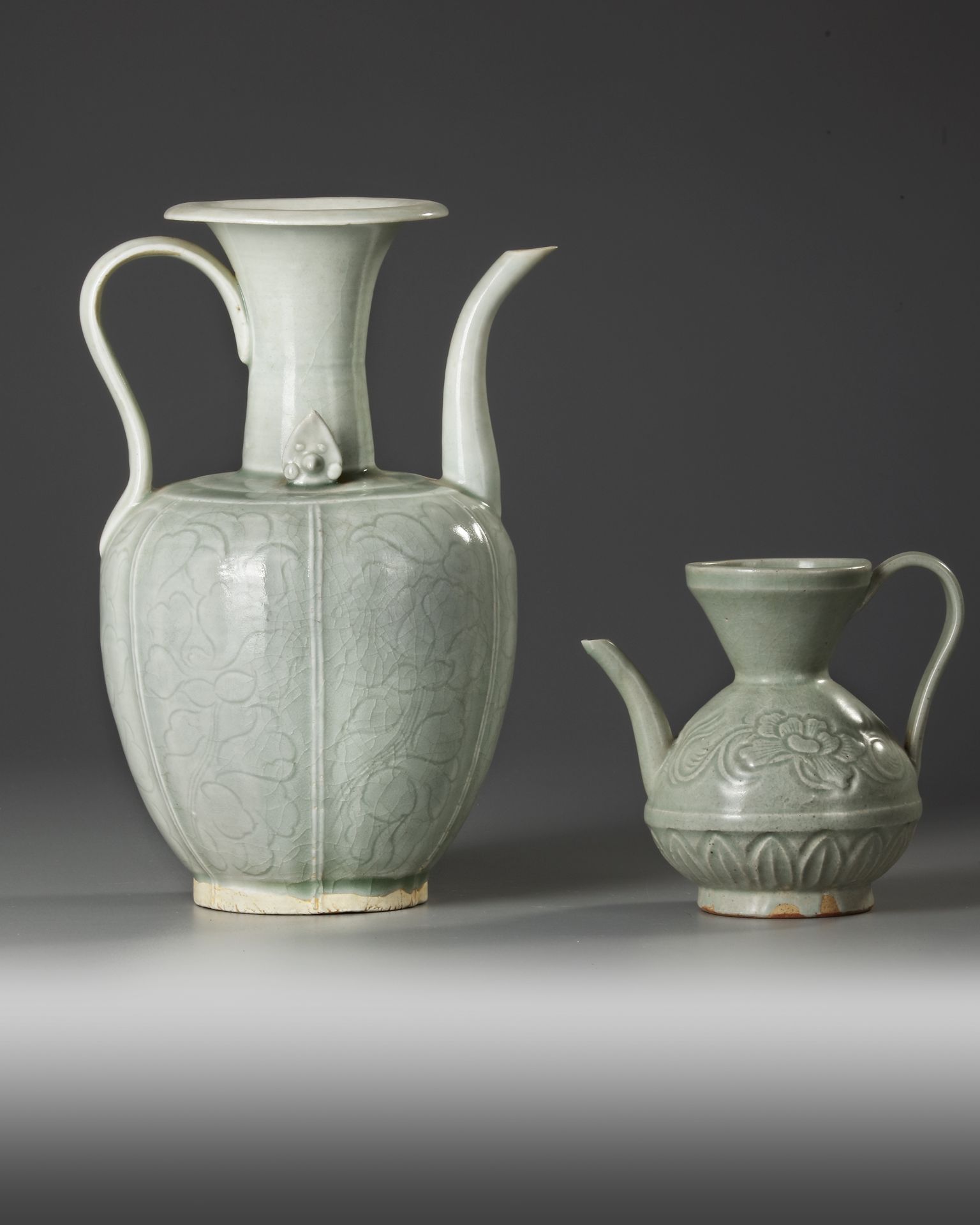 TWO CHINESE CELADON EWERS, SONG DYNASTY (960-1279 AD)/ MING DYNASTY (1368-1644) - Bild 5 aus 6