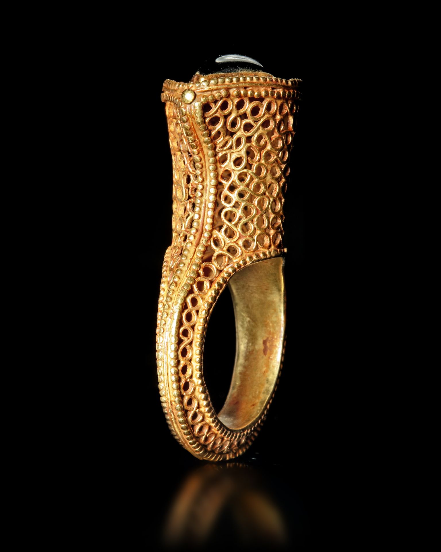 A MAGNIFICENT EARLY ISLAMIC GOLD RING, NEAR EAST 10TH-11TH CENTURY - Image 3 of 4