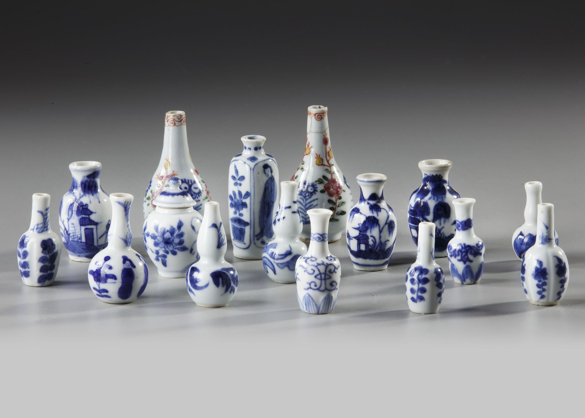 A COLLECTION OF 16 BLUE AND WHITE MINIATURE VASES, KANGXI/ QIANLONG PERIOD - Bild 2 aus 3