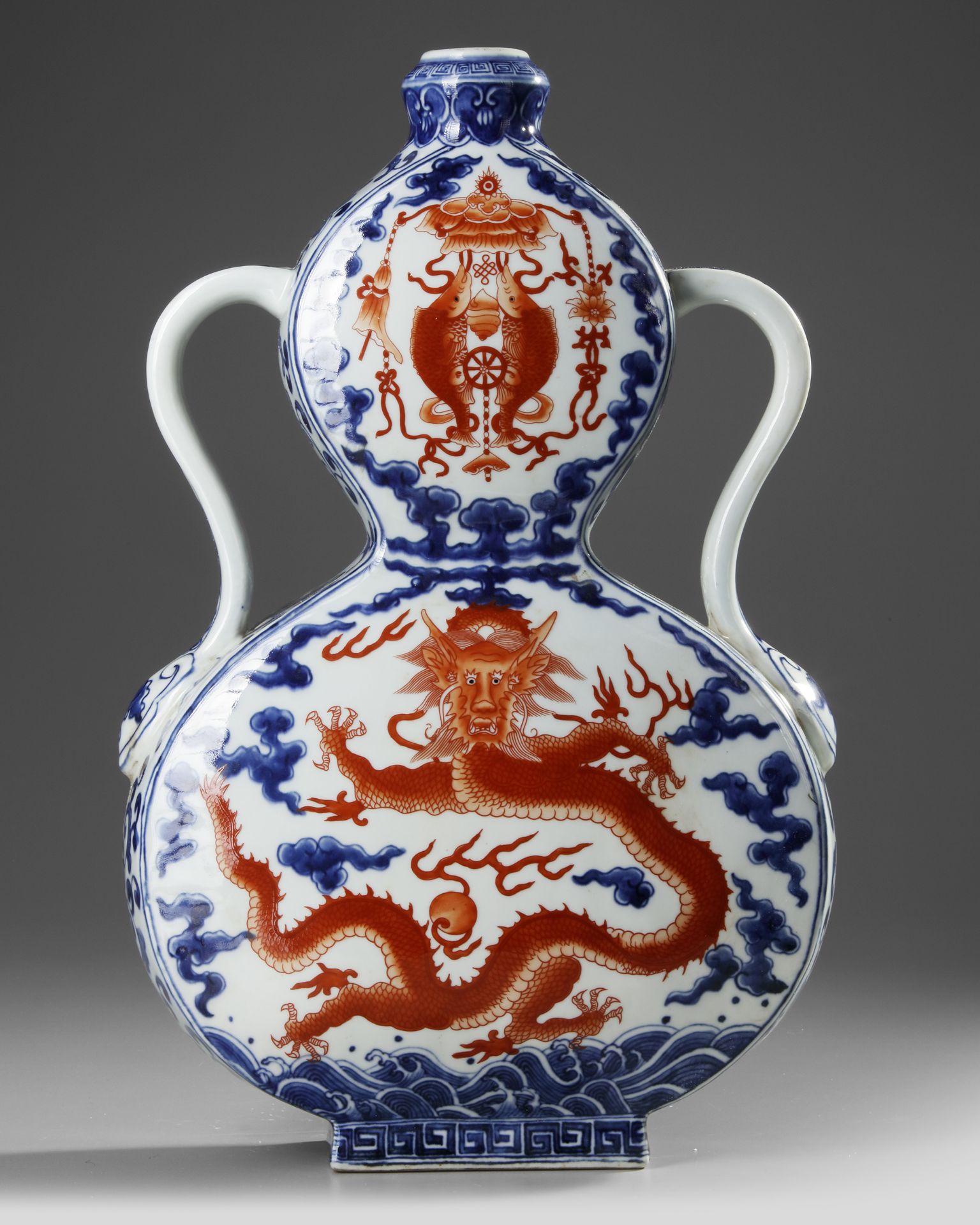 A CHINESE IRON-RED DECORATED BLUE AND WHITE VASE, 19TH-20TH CENTURY