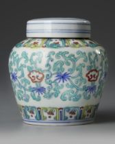 A SMALL CHINESE DOUCAI JAR WITH COVER, 19TH-20TH CENTURY