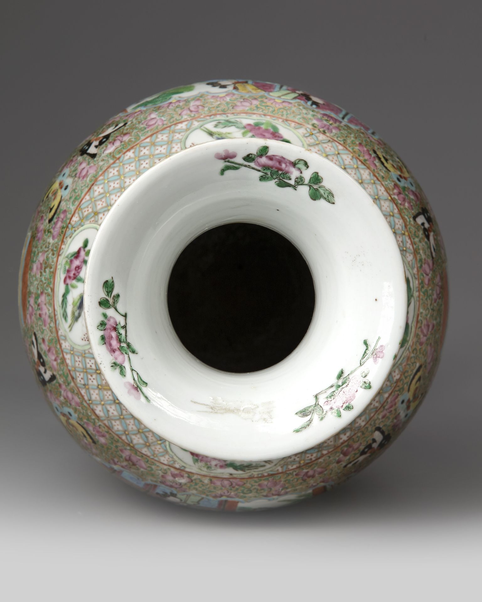 A CHINESE CANTON FAMILLE ROSE VASE, 19TH CENTURY - Image 2 of 4