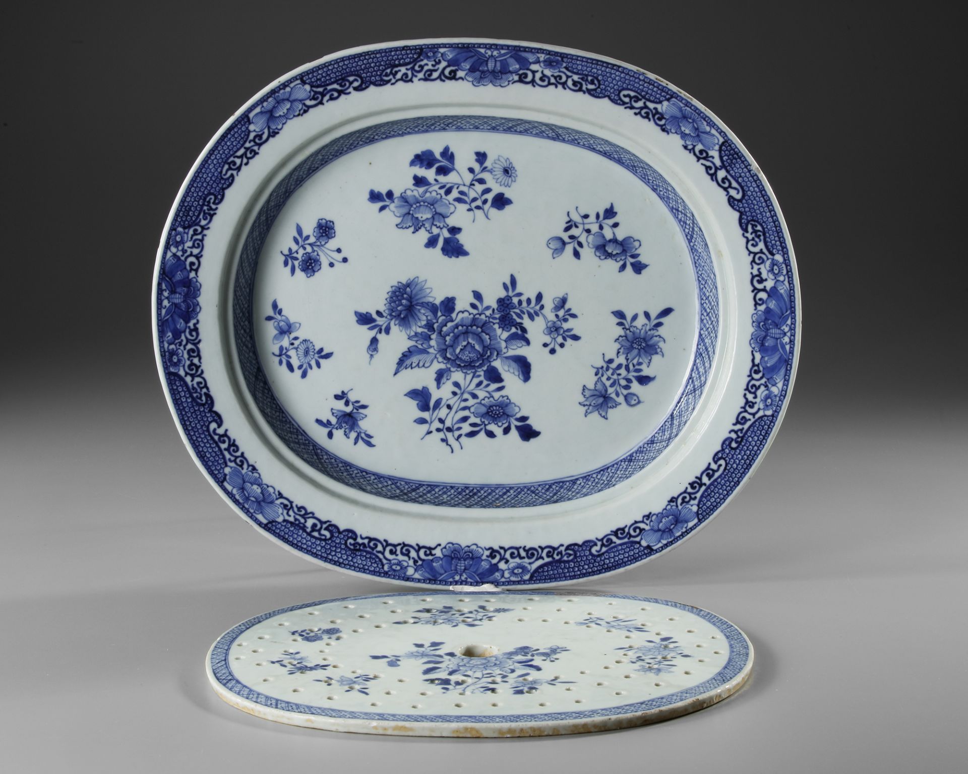 A CHINESE BLUE AND WHITE SERVING PLATTER WITH A STRAINER, 18TH CENTURY - Image 2 of 3