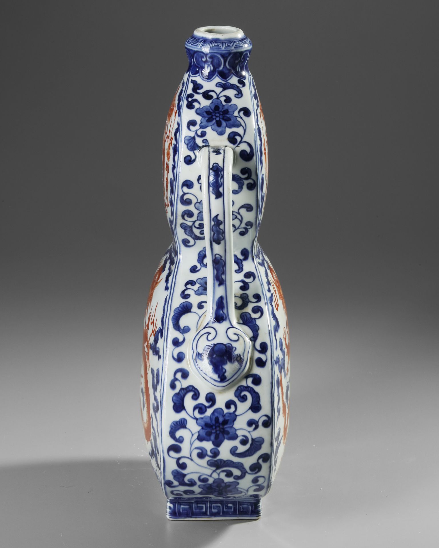 A CHINESE IRON-RED DECORATED BLUE AND WHITE VASE, 19TH-20TH CENTURY - Image 3 of 5