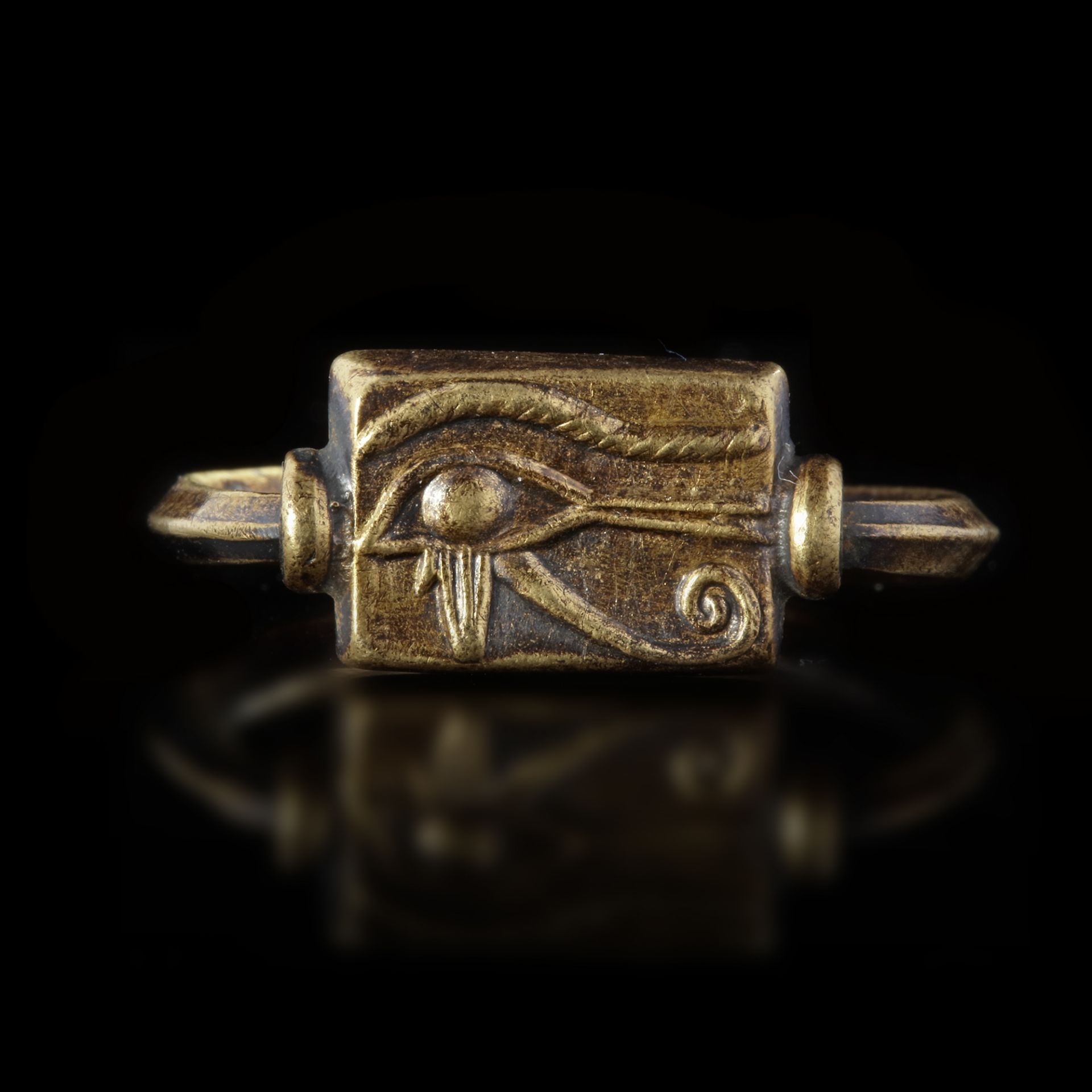 A PHOENICIAN RING IN GOLD WITH AN EYE OF HORUS, 6TH-7TH CENTURY CENTURY BC
