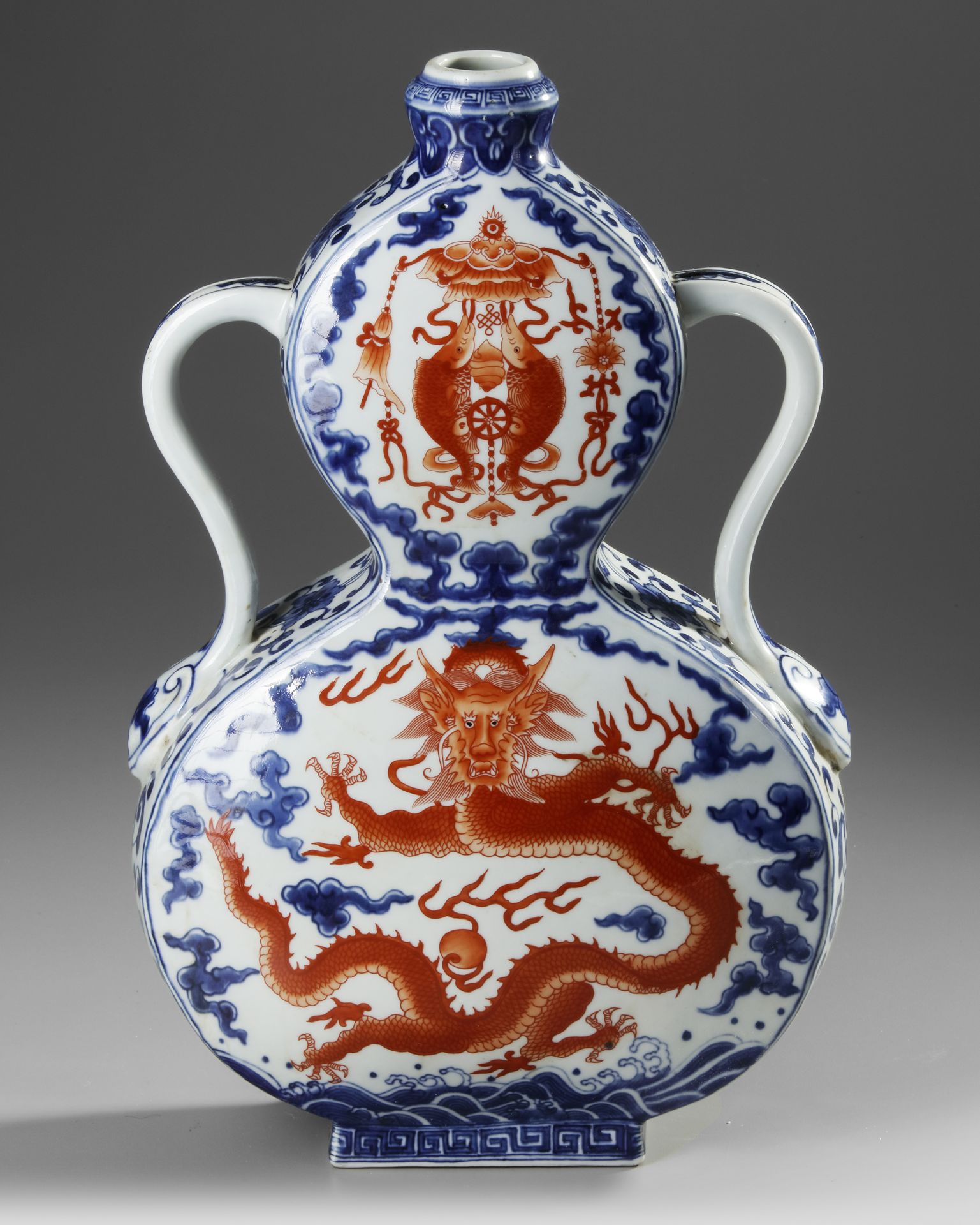 A CHINESE IRON-RED DECORATED BLUE AND WHITE VASE, 19TH-20TH CENTURY - Image 2 of 5
