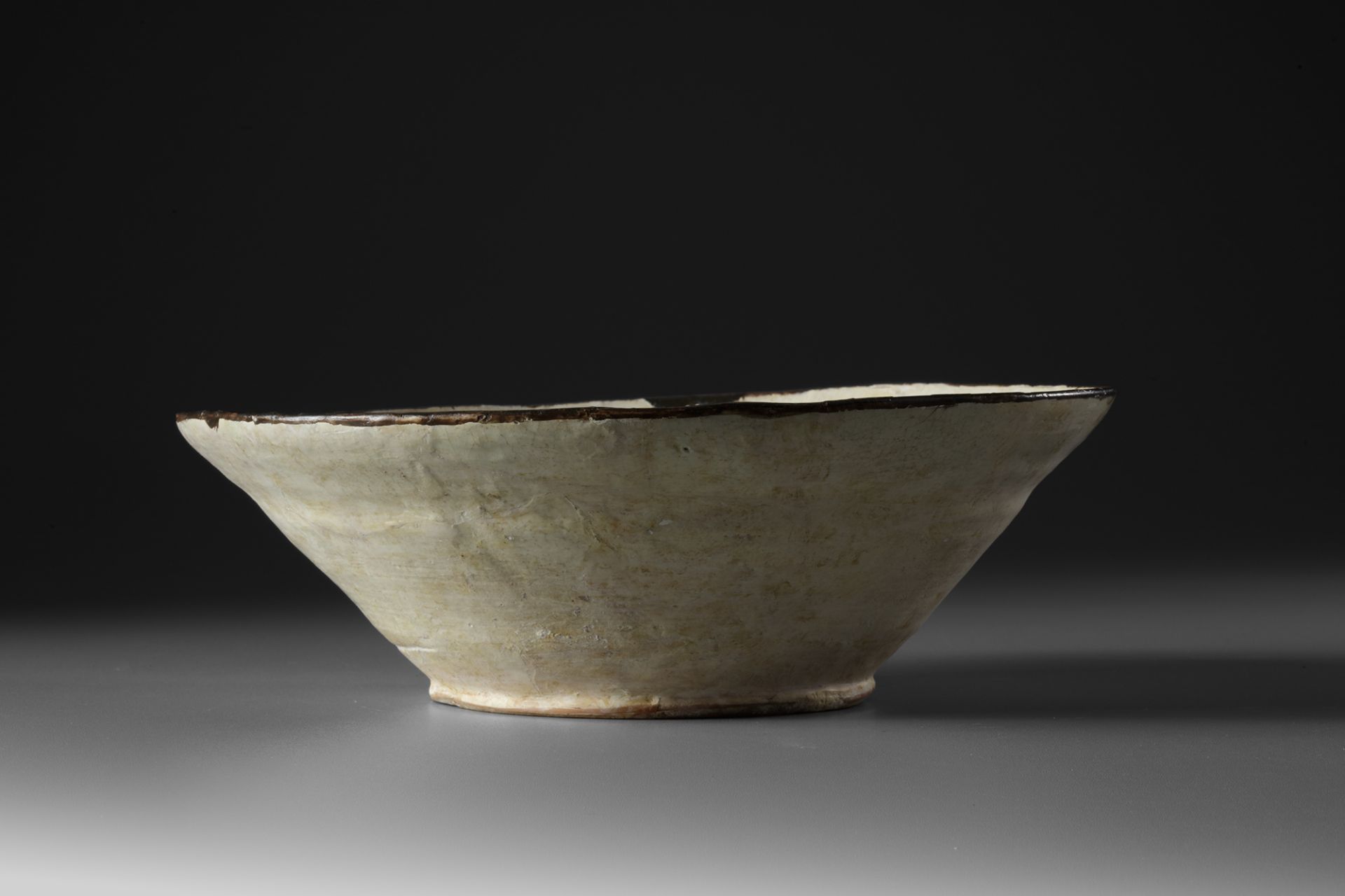 A NISHAPUR CALLIGRAPHIC POTTERY BOWL, PERSIA, 9TH-10TH CENTURY - Image 2 of 5