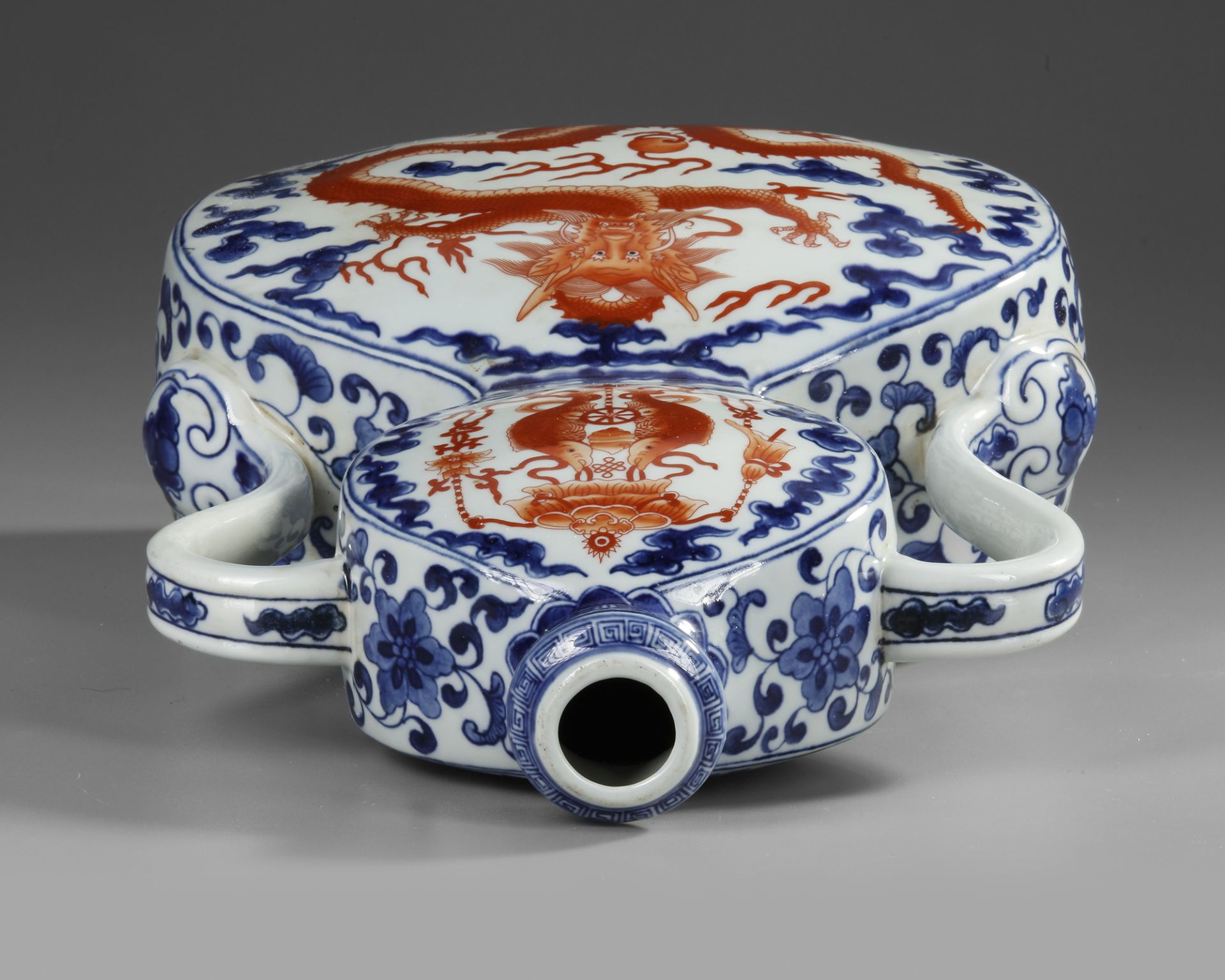 A CHINESE IRON-RED DECORATED BLUE AND WHITE VASE, 19TH-20TH CENTURY - Image 5 of 5