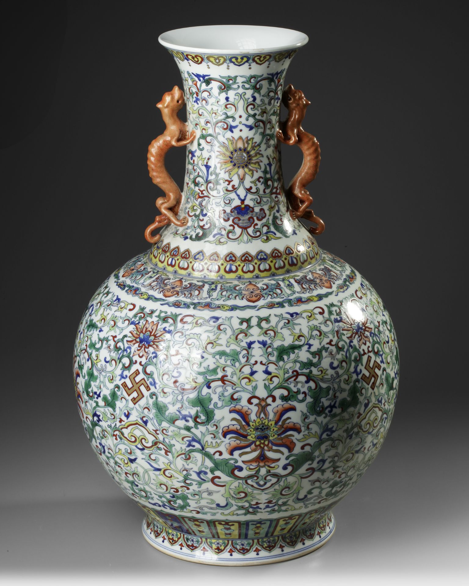 A LARGE CHINESE DOUCAI BOTTLE VASE, 19TH-20TH CENTURY - Bild 2 aus 5