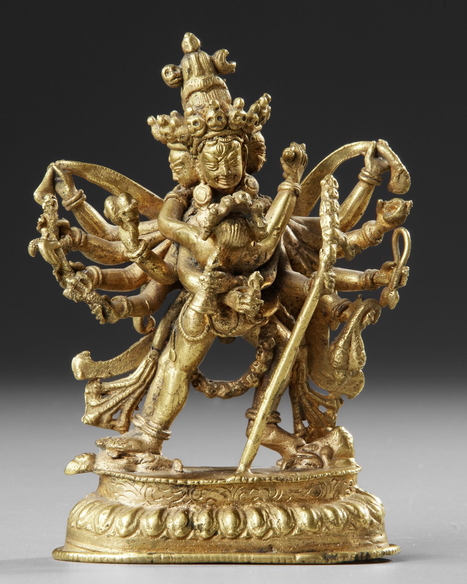 A SINO-TIBETAN GILT BRONZE FIGURE OF KAPALADHARA HEVAJRA, LATE 18TH CENTURY - Bild 2 aus 2