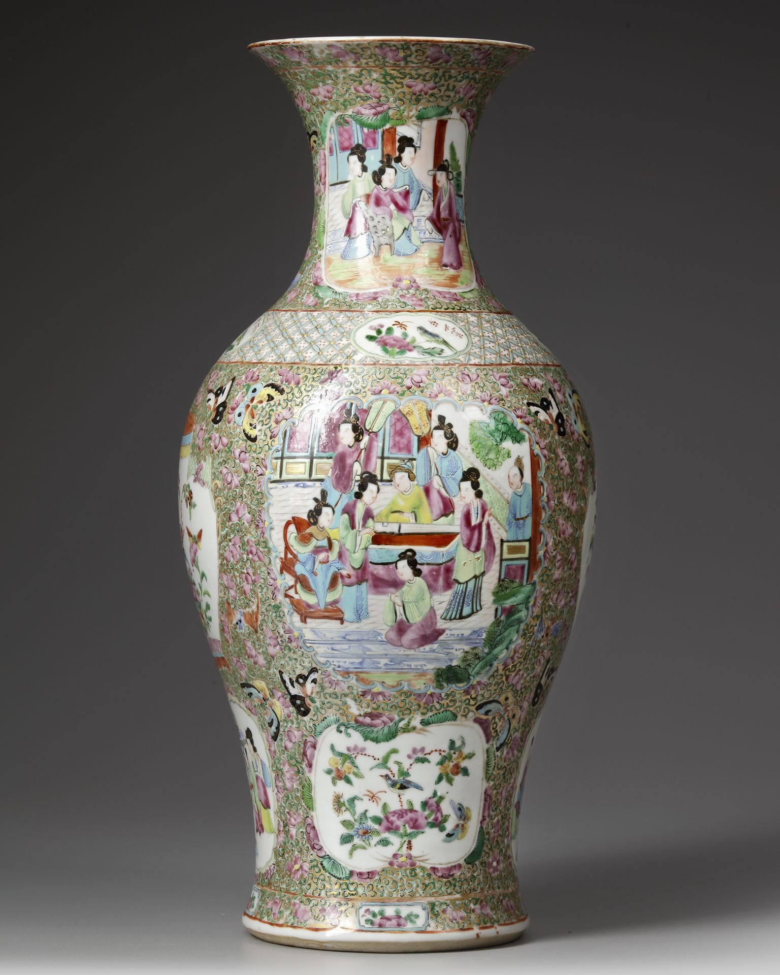 A CHINESE CANTON FAMILLE ROSE VASE, 19TH CENTURY
