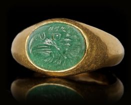 A ROMAN GOLD RING WITH AN INTAGLIO IN GREEN EMERALD, 1ST CENTURY AD