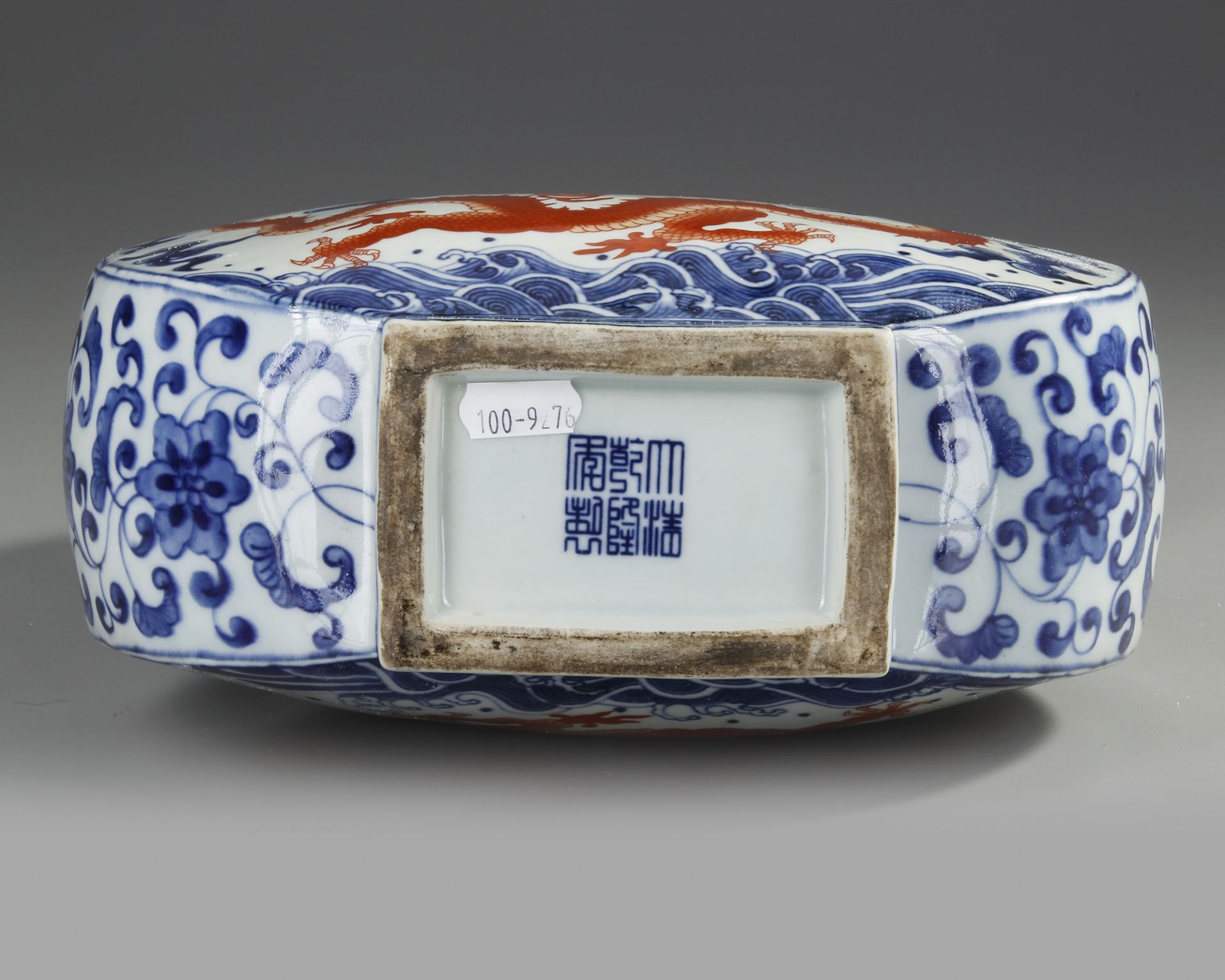 A CHINESE IRON-RED DECORATED BLUE AND WHITE VASE, 19TH-20TH CENTURY - Image 4 of 5