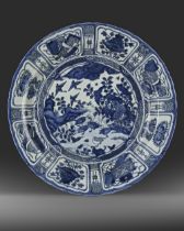 A LARGE BLUE AND WHITE ‘KRAAK PORCELAIN’ DISH, MING DYNASTY WANLI PERIOD, (1573-1619)