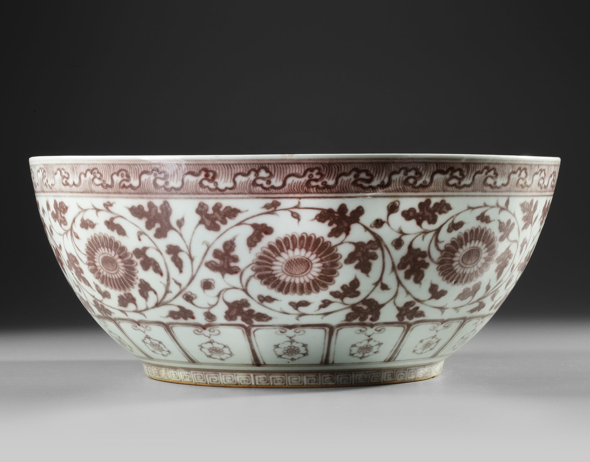 A LARGE CHINESE COPPER-RED 'FLORAL SCROLL' BOWL, QING DYNASTY (1644-1912) - Bild 2 aus 5