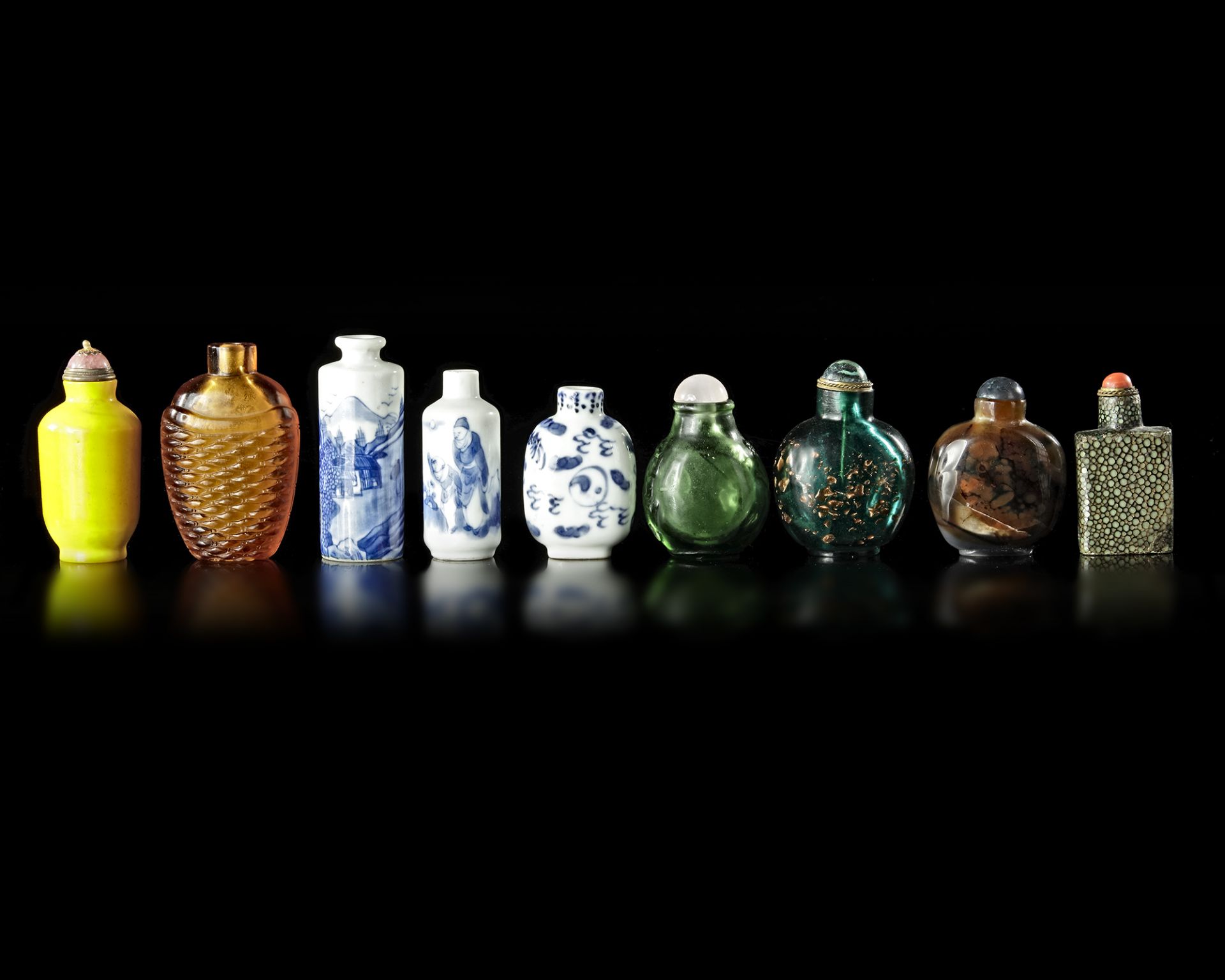 A COLLECTION OF 9 SNUFF BOTTLES IN VARIOUS MATERIALS, QING DYNASTY (1662-1912) - Bild 2 aus 2