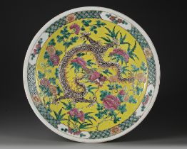 A CHINESE FAMILLE ROSE CHARGER, 19TH CENTURY