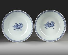 A PAIR OF LARGE CHINESE BLUE AND WHITE BOWLS, 18TH CENTURY