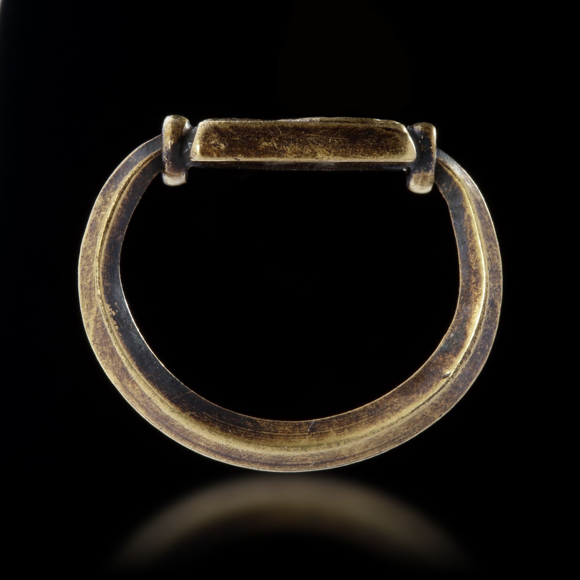 A PHOENICIAN RING IN GOLD WITH AN EYE OF HORUS, 6TH-7TH CENTURY CENTURY BC - Image 2 of 4
