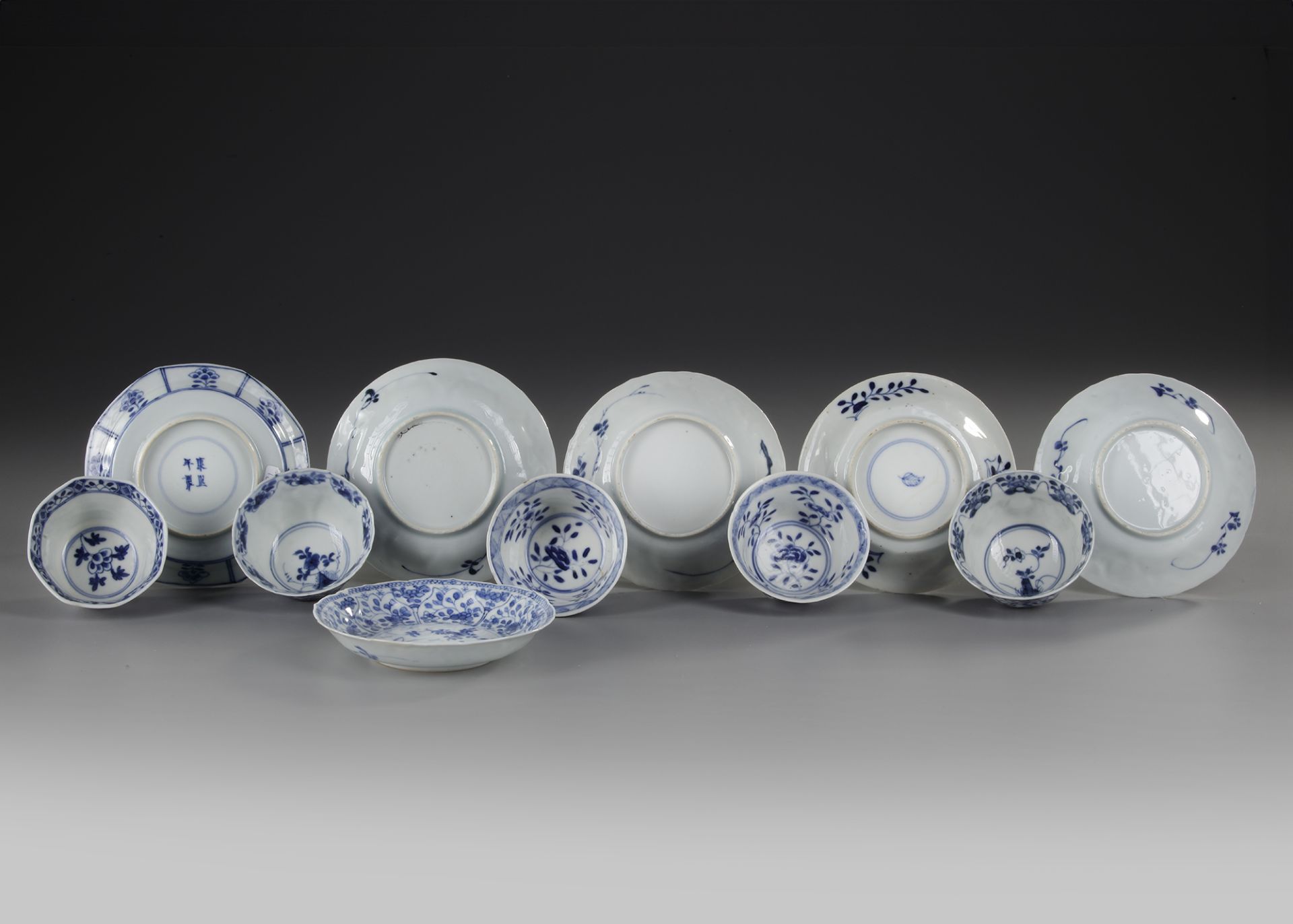 A COLLECTION OF SIX CUPS AND EIGHT SAUCERS, 18TH CENTURY - Bild 3 aus 5