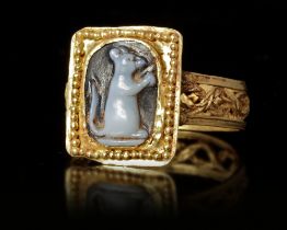 A ROMAN RING WITH A CAMEO, 1ST CENTURY AD