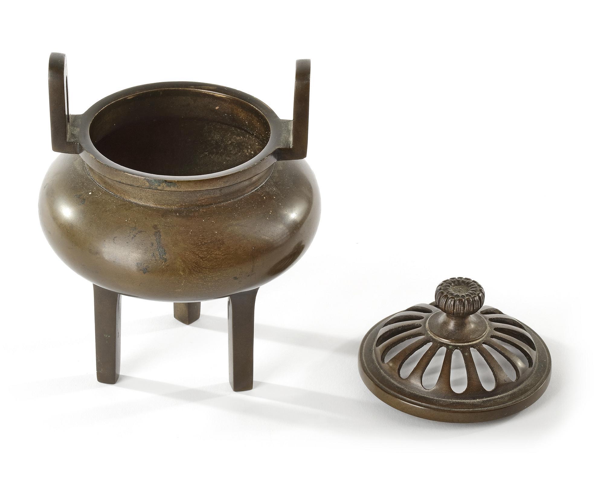 A JAPANESE BRONZE INCENSE BURNER (KOURO), MEIJI PERIOD (LATE 19TH CENTURY) - Image 2 of 4