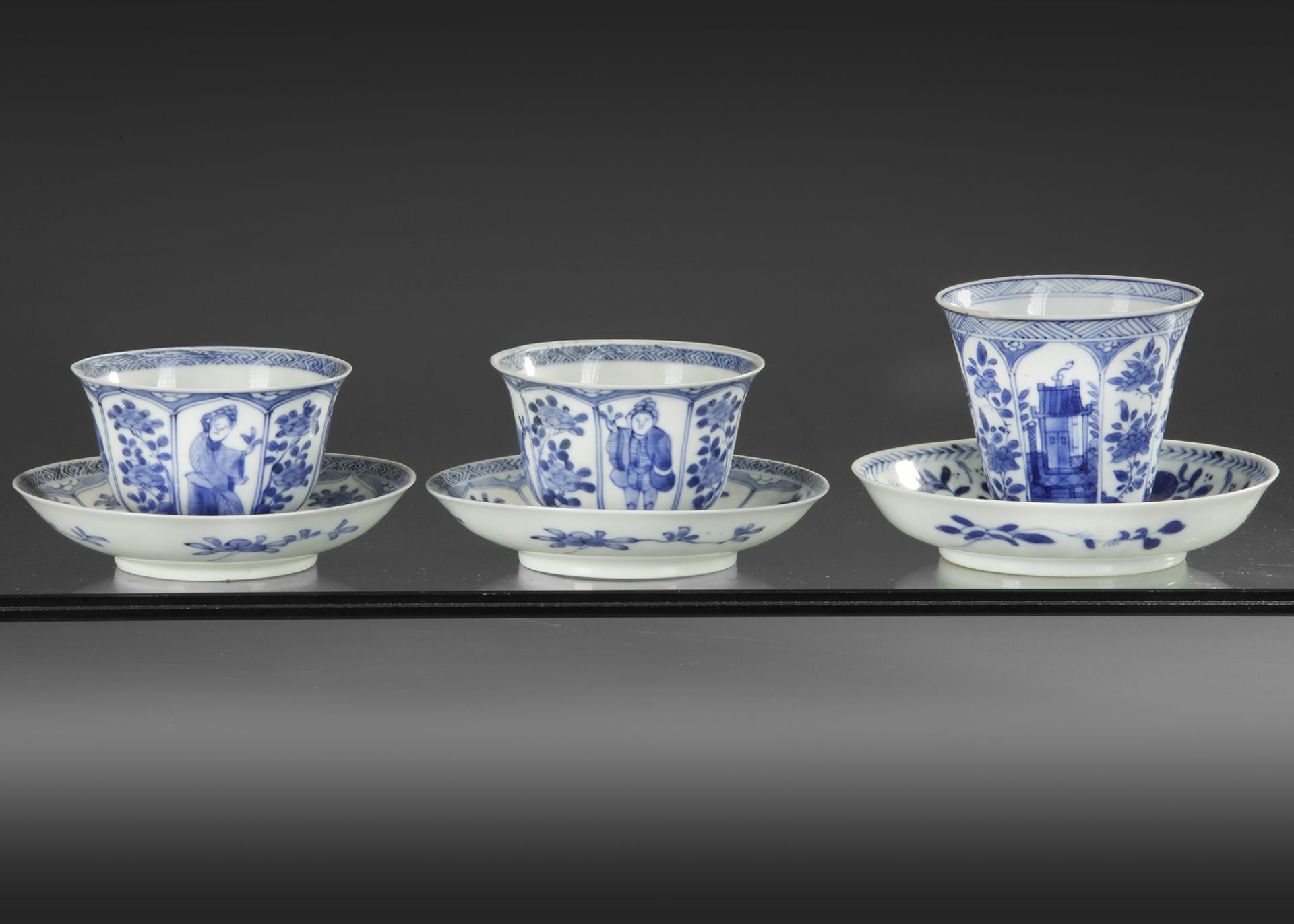 THREE CHINESE BLUE AND WHITE CUPS AND SAUCERS, 18TH CENTURY - Bild 2 aus 3