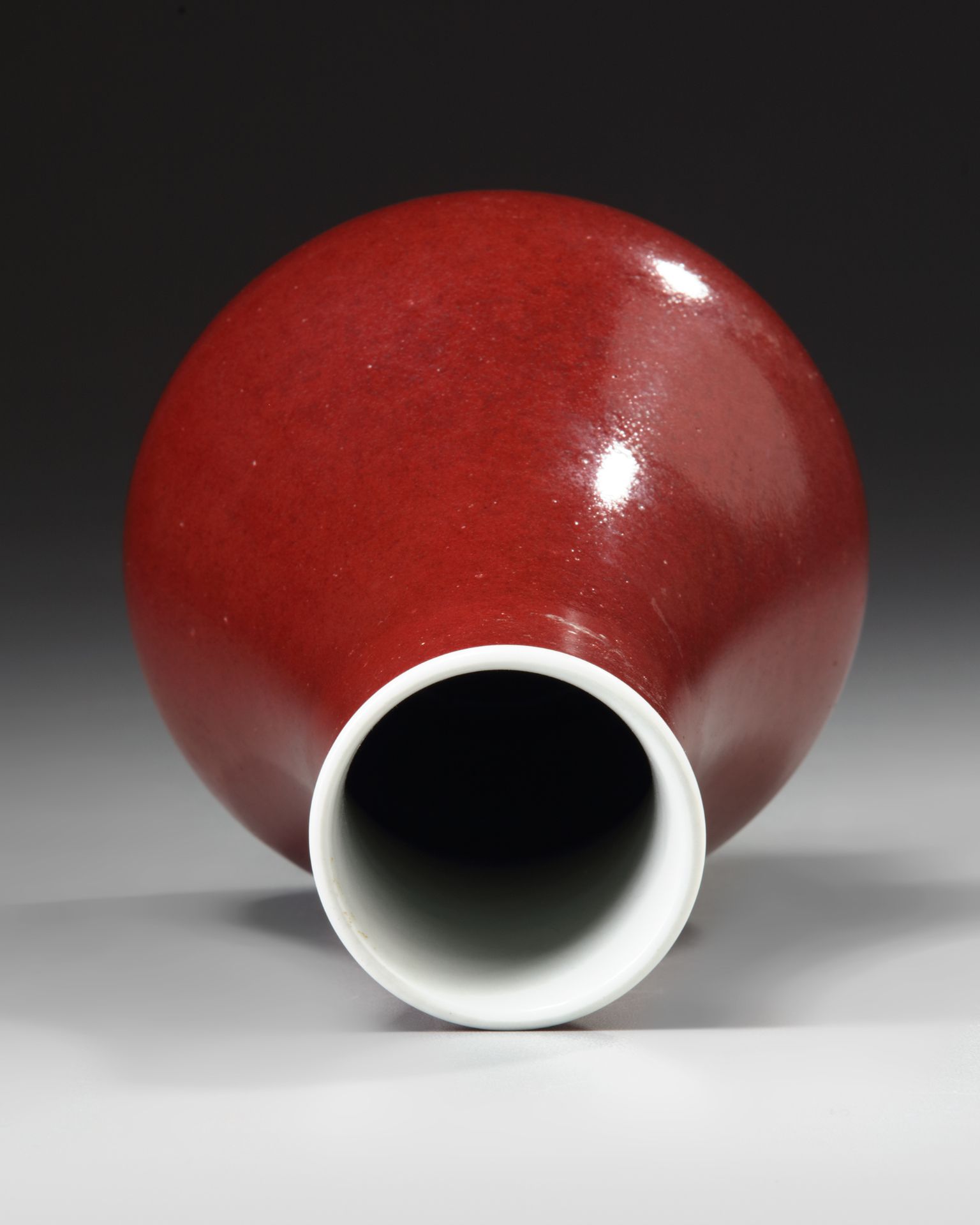 A RASPBERRY-RED GLAZED LANGYAO VASE, QING DYNASTY (1644-1911) - Bild 2 aus 5