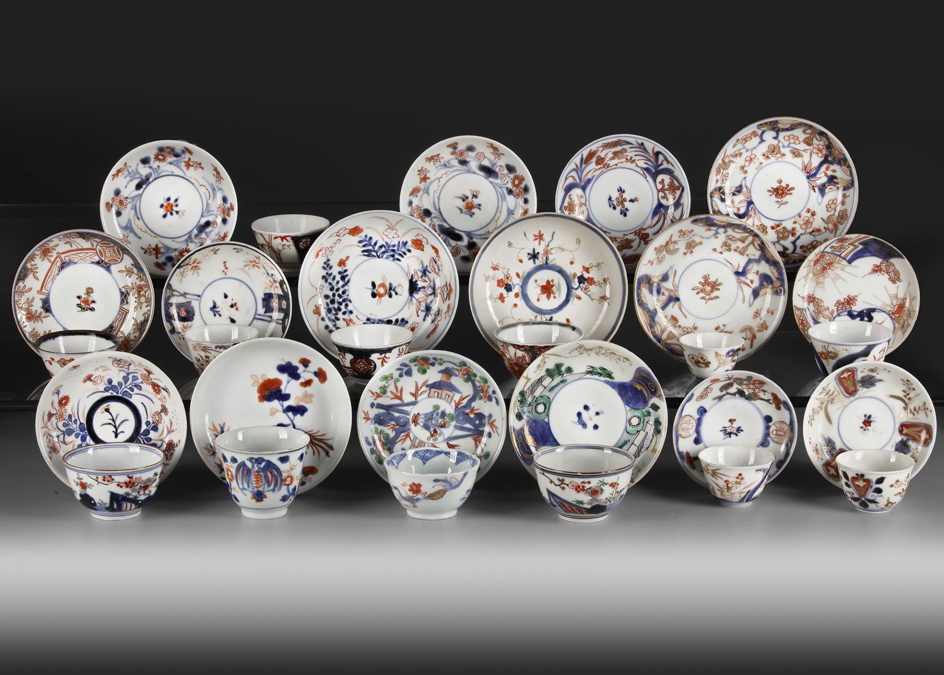 A COLLECTION OF IMARI 13 CUPS AND 16 SAUCERS, 18TH CENTURY