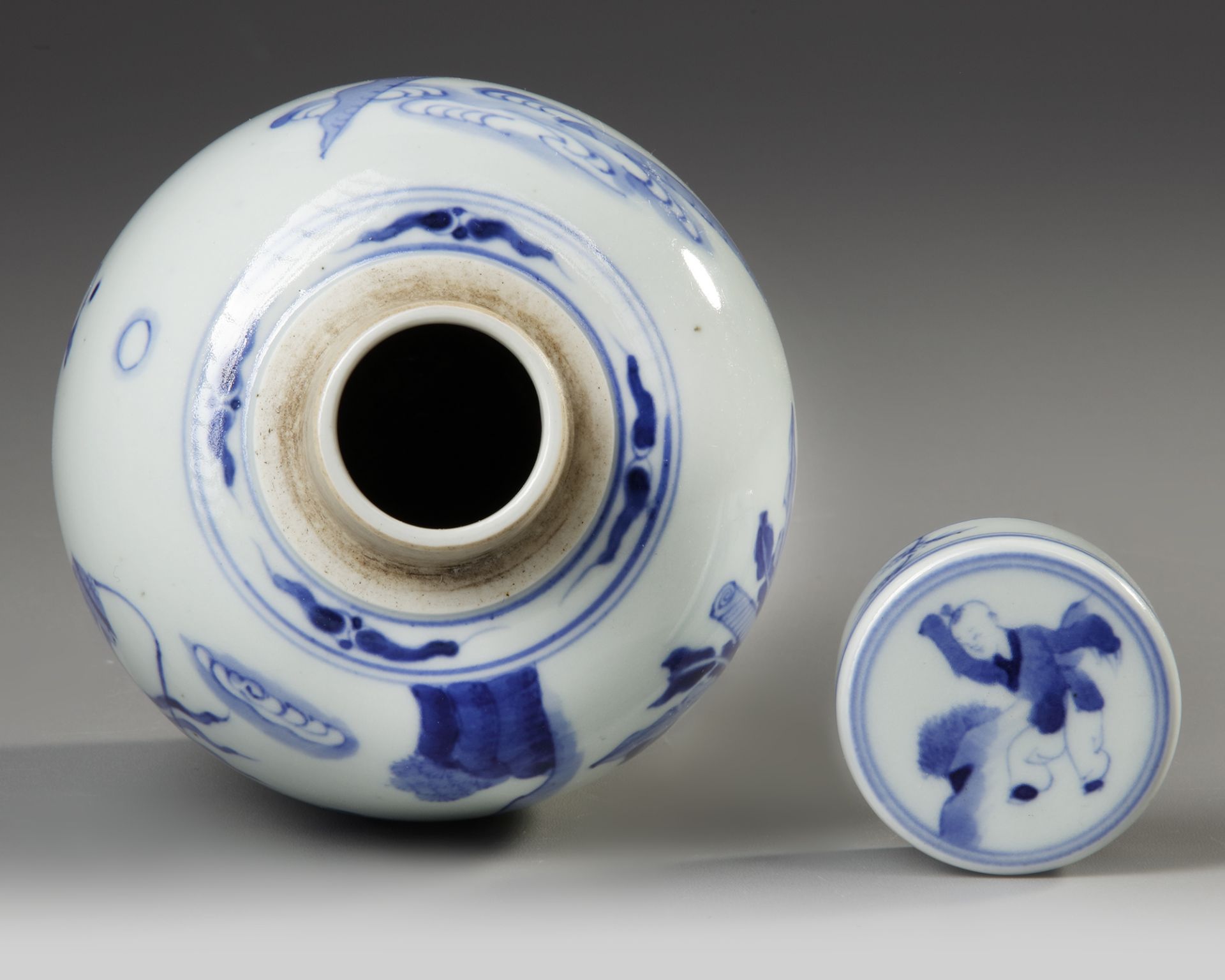 A CHINESE BLUE AND WHITE JAR WITH COVER, 19TH CENTURY - Bild 4 aus 5