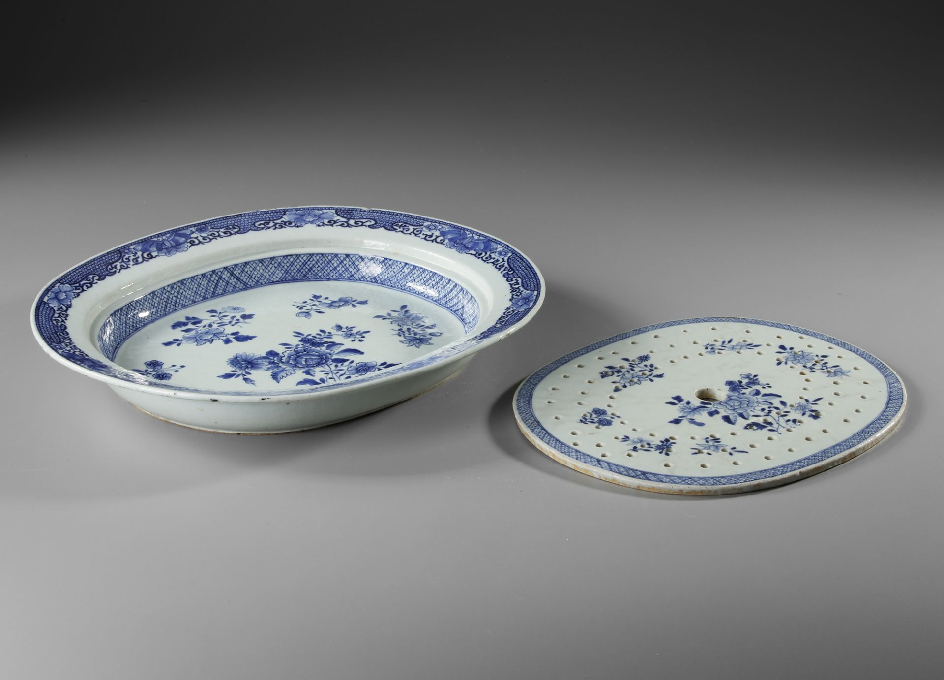 A CHINESE BLUE AND WHITE SERVING PLATTER WITH A STRAINER, 18TH CENTURY - Image 3 of 3