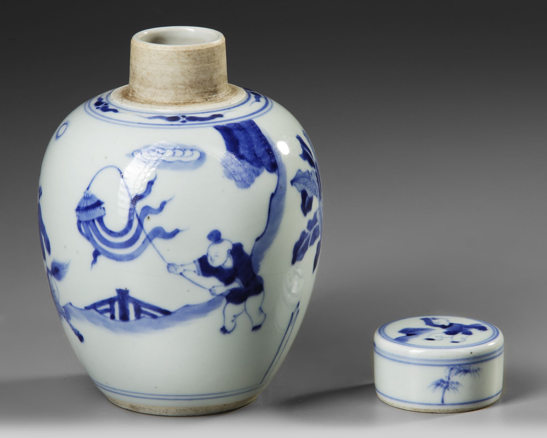 A CHINESE BLUE AND WHITE JAR WITH COVER, 19TH CENTURY - Bild 3 aus 5