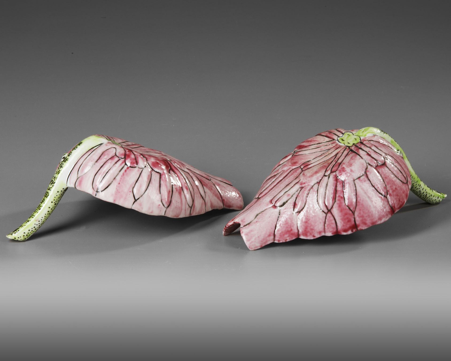 A PAIR OF CHINESE FAMILLE ROSE 'LOTUS' CUPS, 19TH-20TH CENTURY - Image 4 of 4
