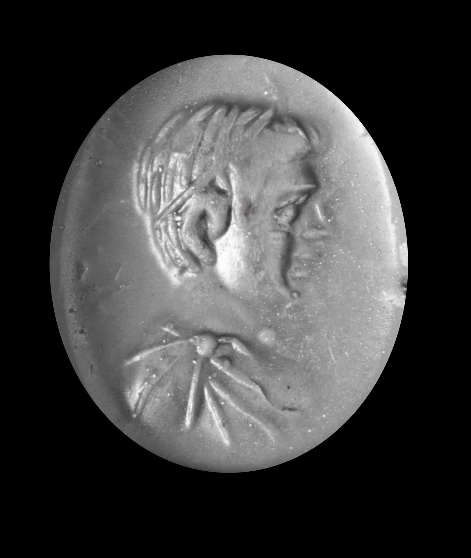 A ROMAN CARNELIAN INTAGLIO WITH A PORTRAIT OF A YOUNG MAN, 2ND-3RD CENTURY AD - Bild 2 aus 2