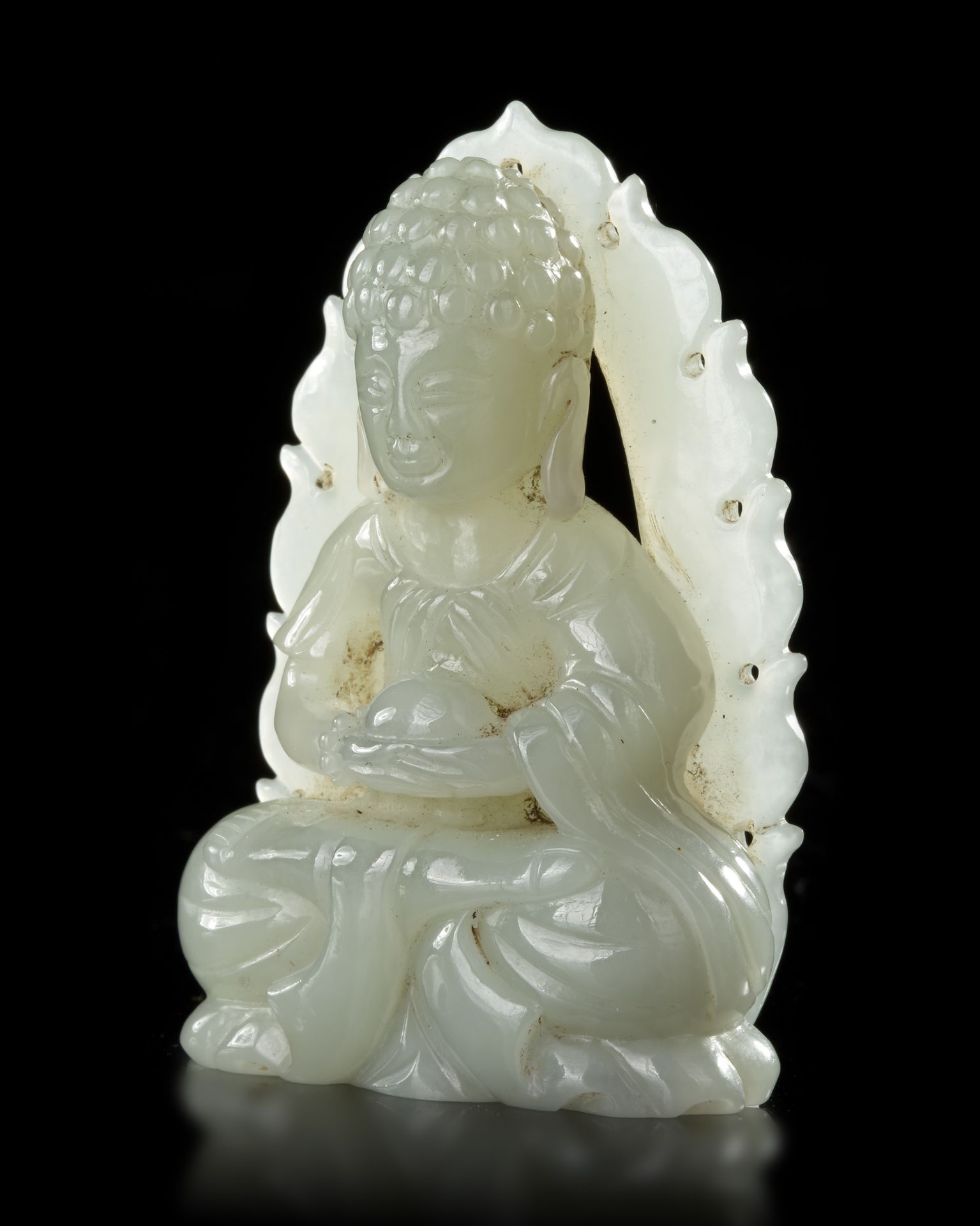 A CHINESE CARVED JADE SEATED BUDDHA, QING DYNASTY (1644–1911) - Bild 2 aus 2